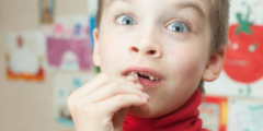 سقوط الأسنان اللبنية في عمر أربع سنوات | ما هو موعد سقوط الأسنان اللبنية 