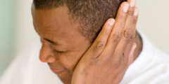هل التهاب الأذن يسبب تنميل في الرأس
