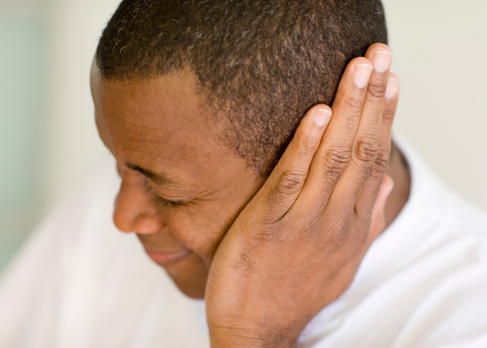 هل التهاب الأذن يسبب تنميل في الرأس
